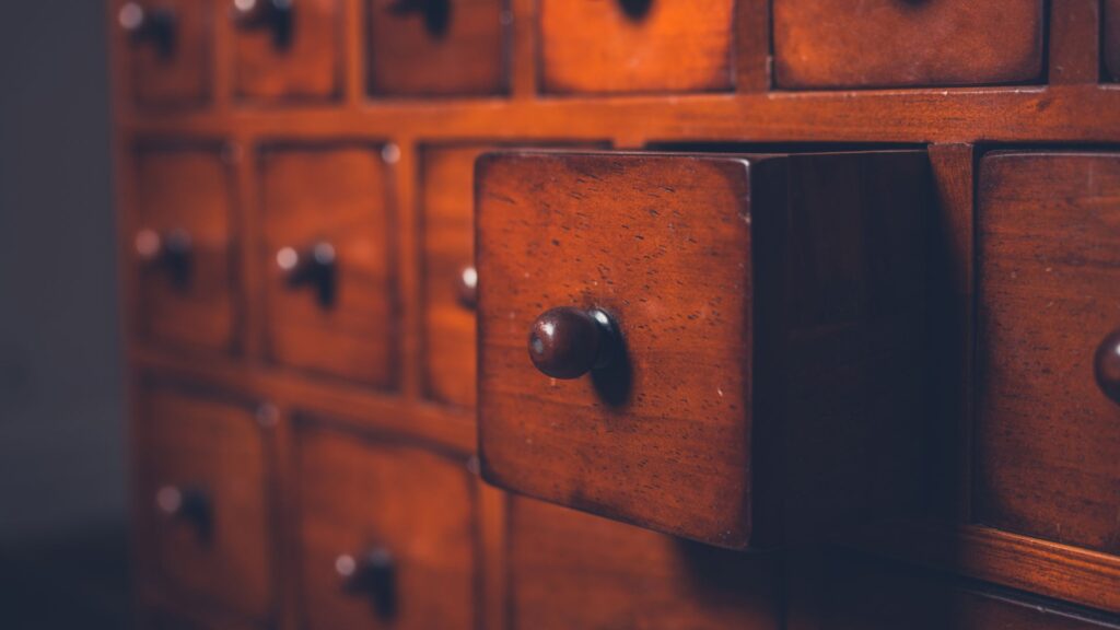 dettaglio di piccolo cassetto con pomello