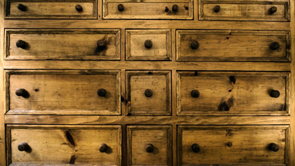 cassettiera di antiquariato