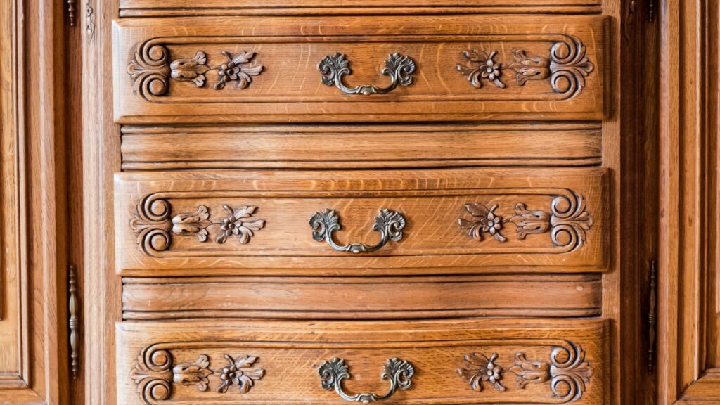 cassettiera antica con maniglie in metallo