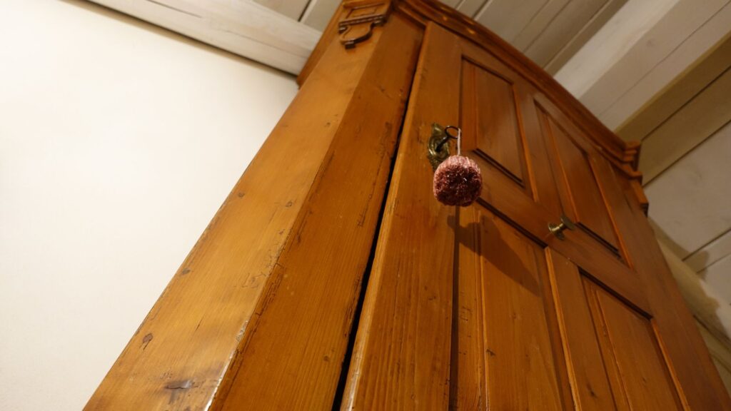 mobile antico in legno massello