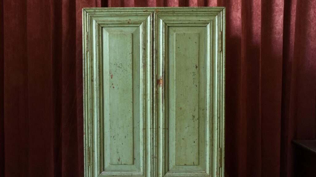 esempio di armadio di antiquariato di colore verde