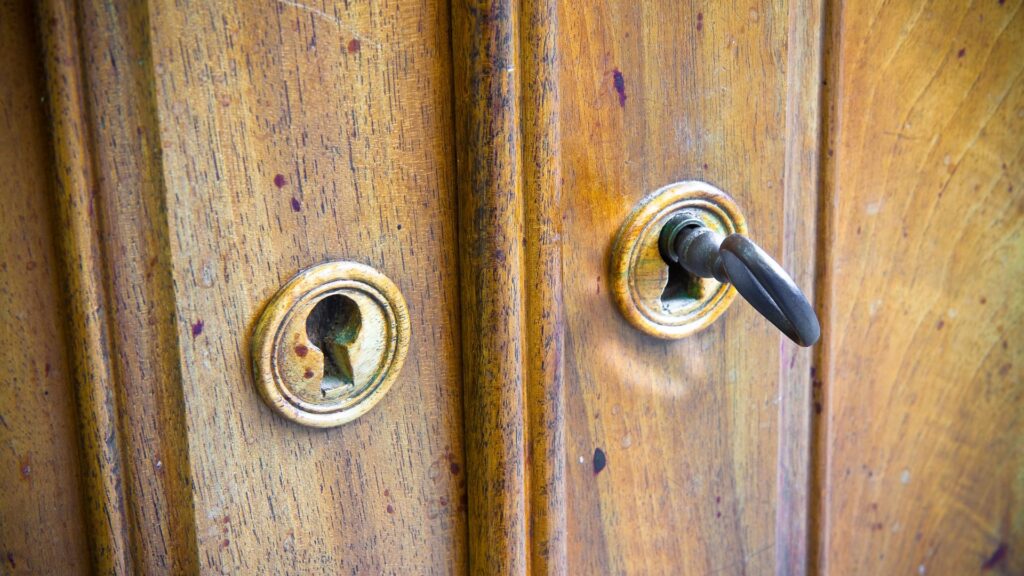 chiusura con chiave di armadio di antiquariato in noce