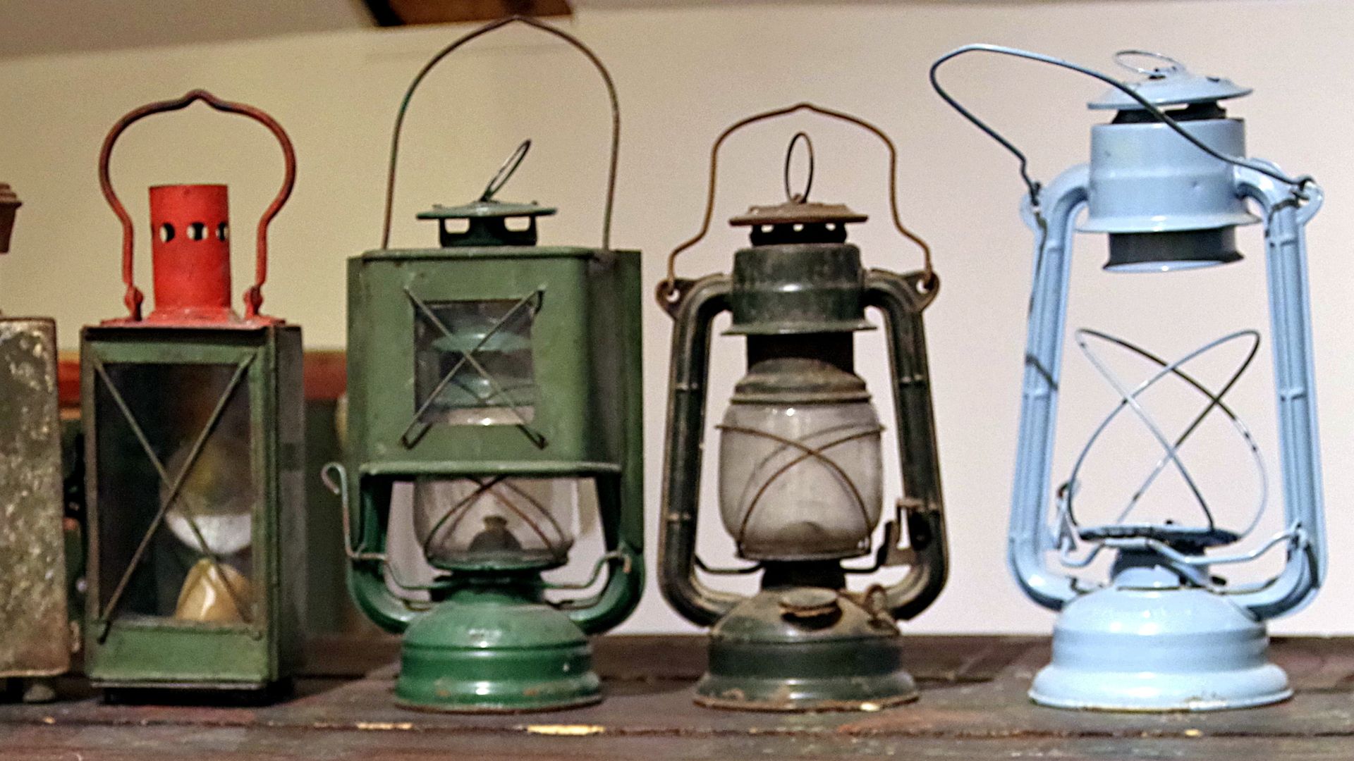 fila di lampade antiche in ferro da tavolo in stile industriale