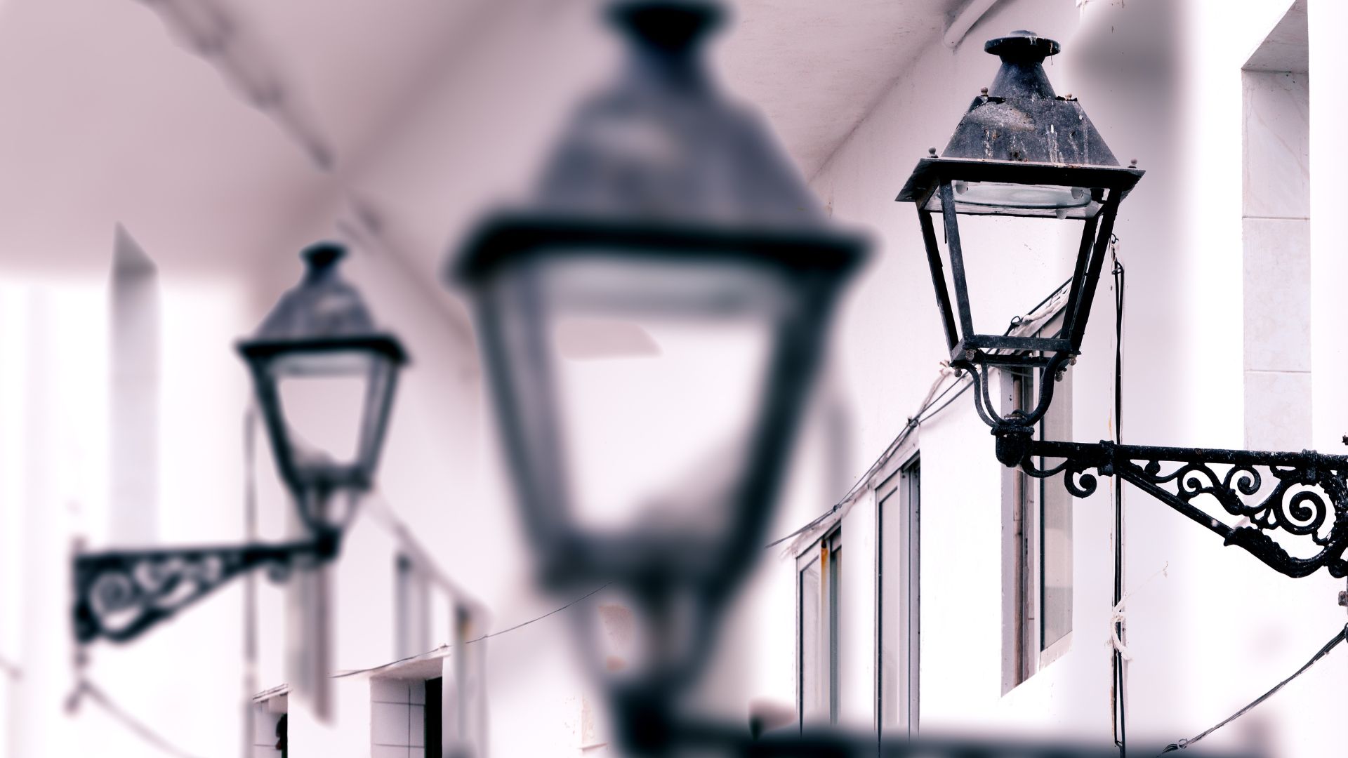 fila di lampade da esterno in ferro battuto