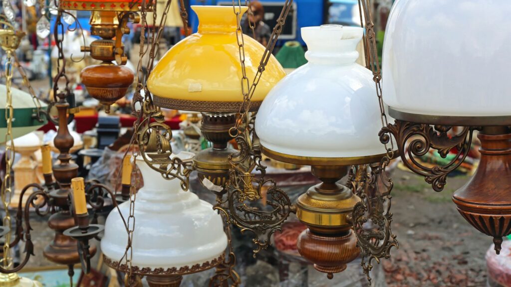 varietà di lampade di antiquariato da tavolo