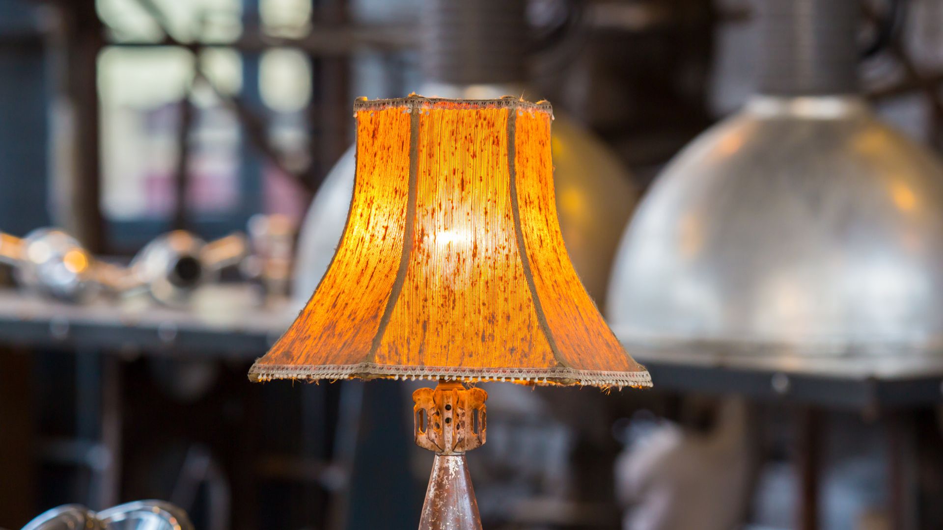 lume antico con base in porcellana e paralume in tessuto