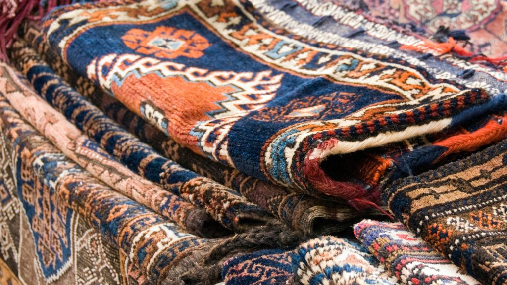 Particolari di tappeti persiani antichi, tra gli oggetti di antiquariato più ricercati