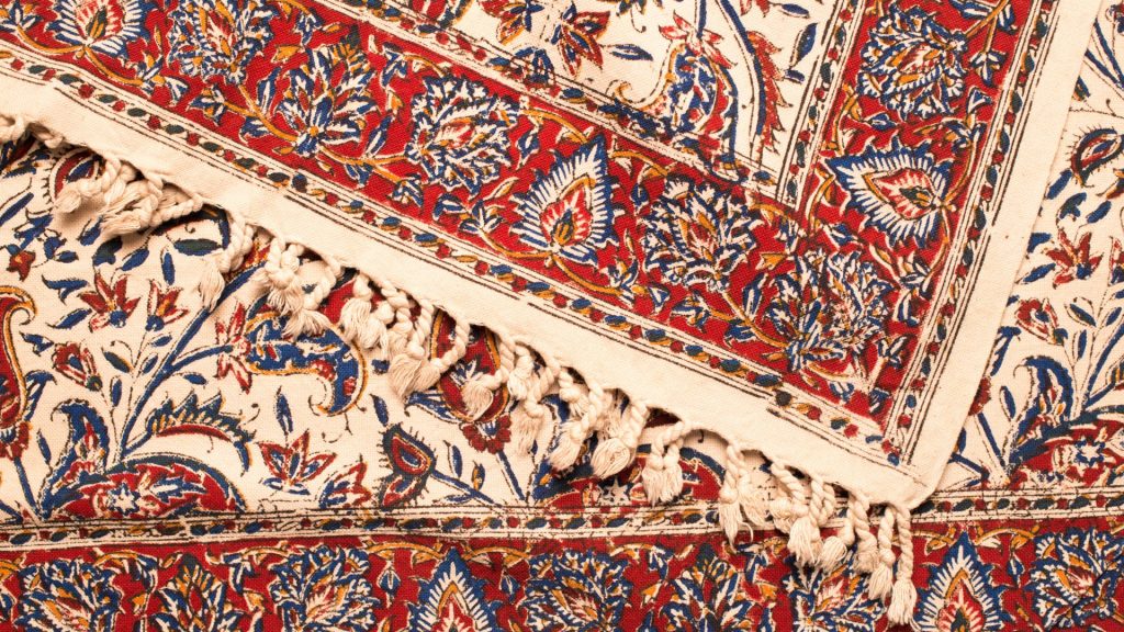 Dettagli di tappeti antichi che puoi trovare da Antichità e Restauro a Firenze