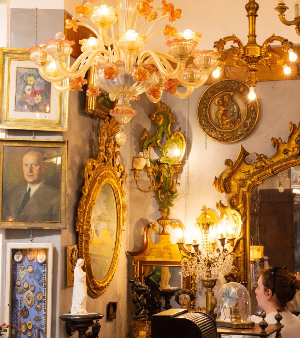 Interno della bottega Bruno Antichità a Firenze